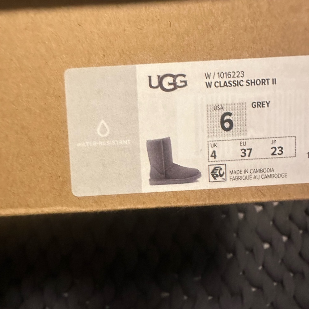 Ugg classic short brand new boots
